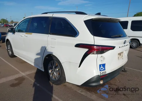 2022 Toyota Sienna Le z USA, uszkodzony, nr VIN 5TDKRKEC5NS076783